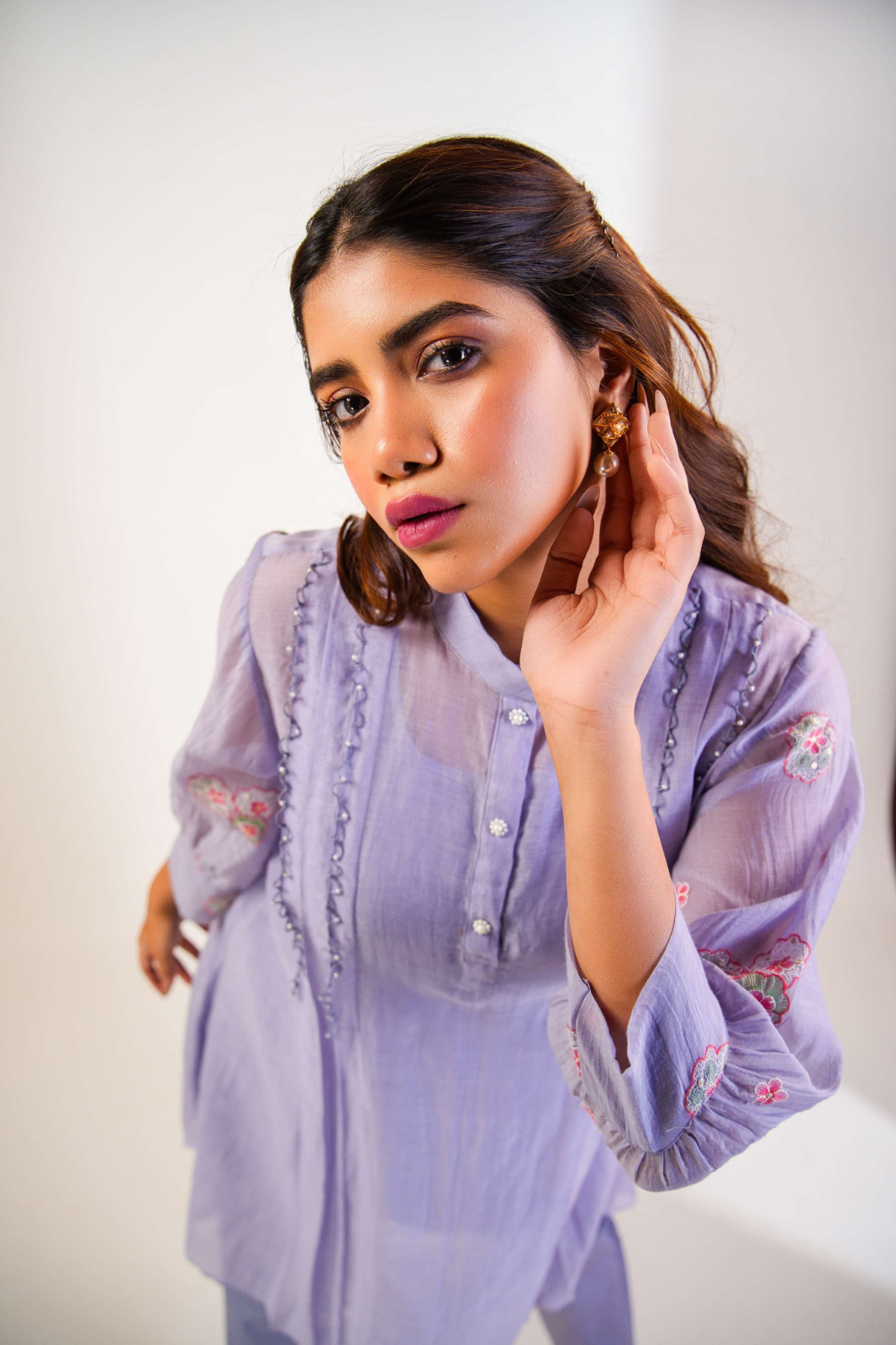 VINA SHORT KURTA SET WITH THREAD DETAILING