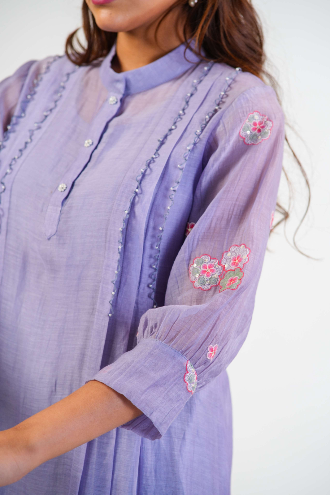 VINA SHORT KURTA SET WITH THREAD DETAILING